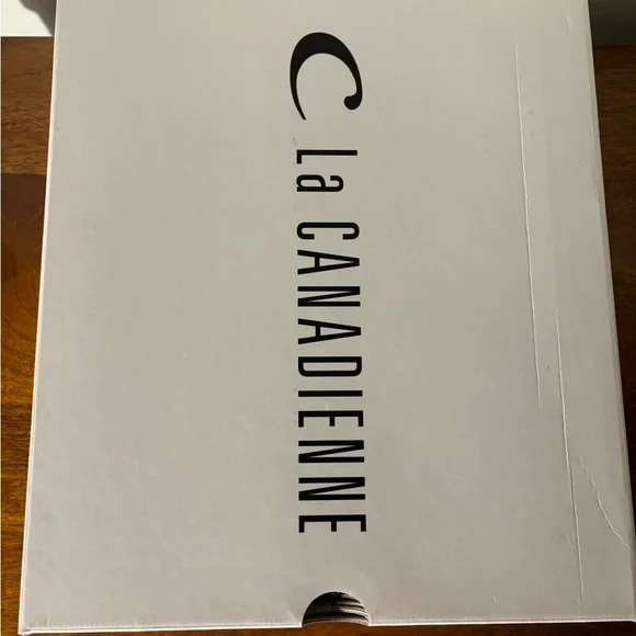 La Canadienne Halsey Suede Bootie, size 6 - Picture 11 of 12